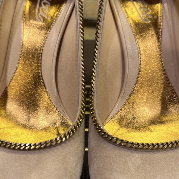 GUCCI NUDE BEIGE SUEDE PUMPS HEELS WITH PLATFORM AND GOLD CHAINS SIZE: 7 IN BOX - Picture 6 of 16